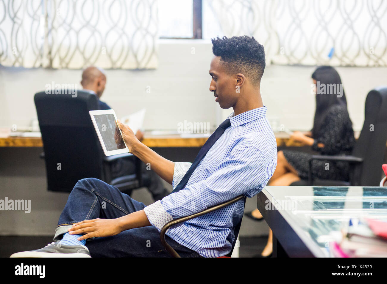 Schwarzer Mann mit digital-Tablette in office Stockfoto