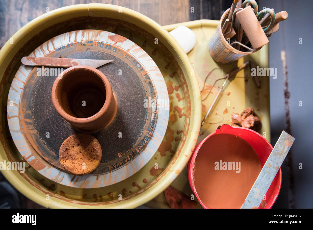 Cup und Tools auf der Töpferscheibe Stockfoto