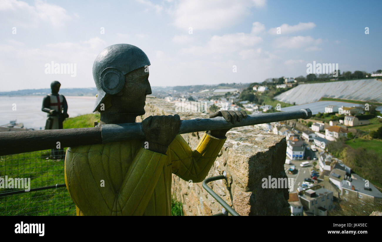 Gorey Hafen und Mont Hochmuts CastleJersey Kanalinseln Stockfoto