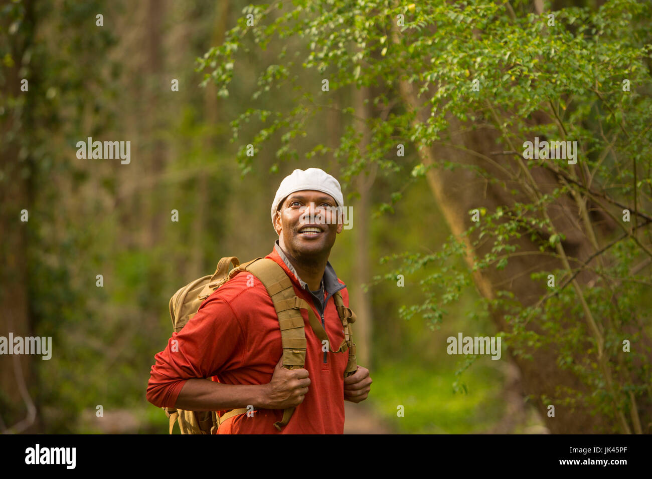 Afrikanische amerikanische Mann im Wald mit Rucksack Stockfoto