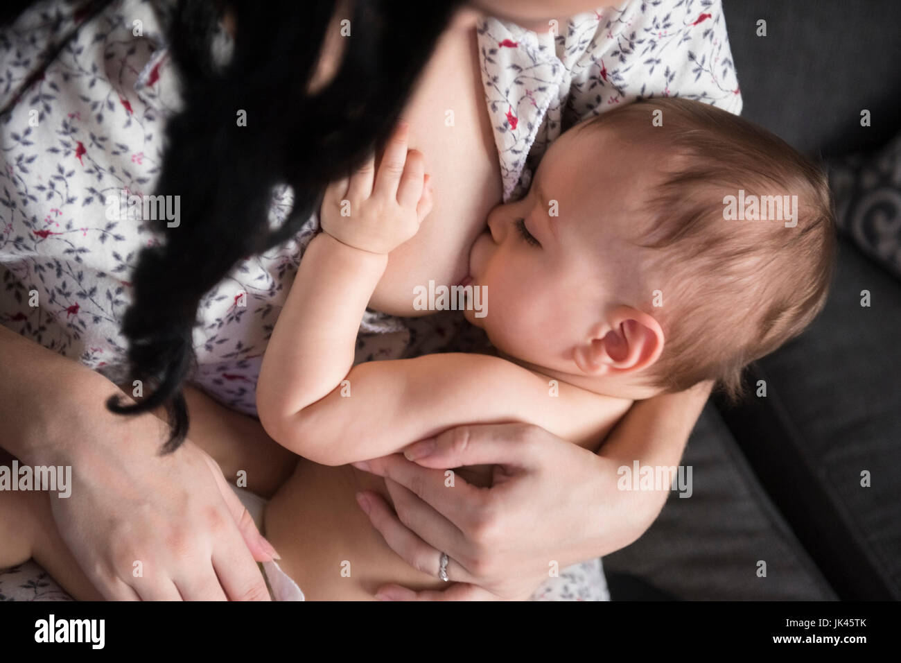 Kaukasische Mutter stillen Baby Sohn auf sofa Stockfoto