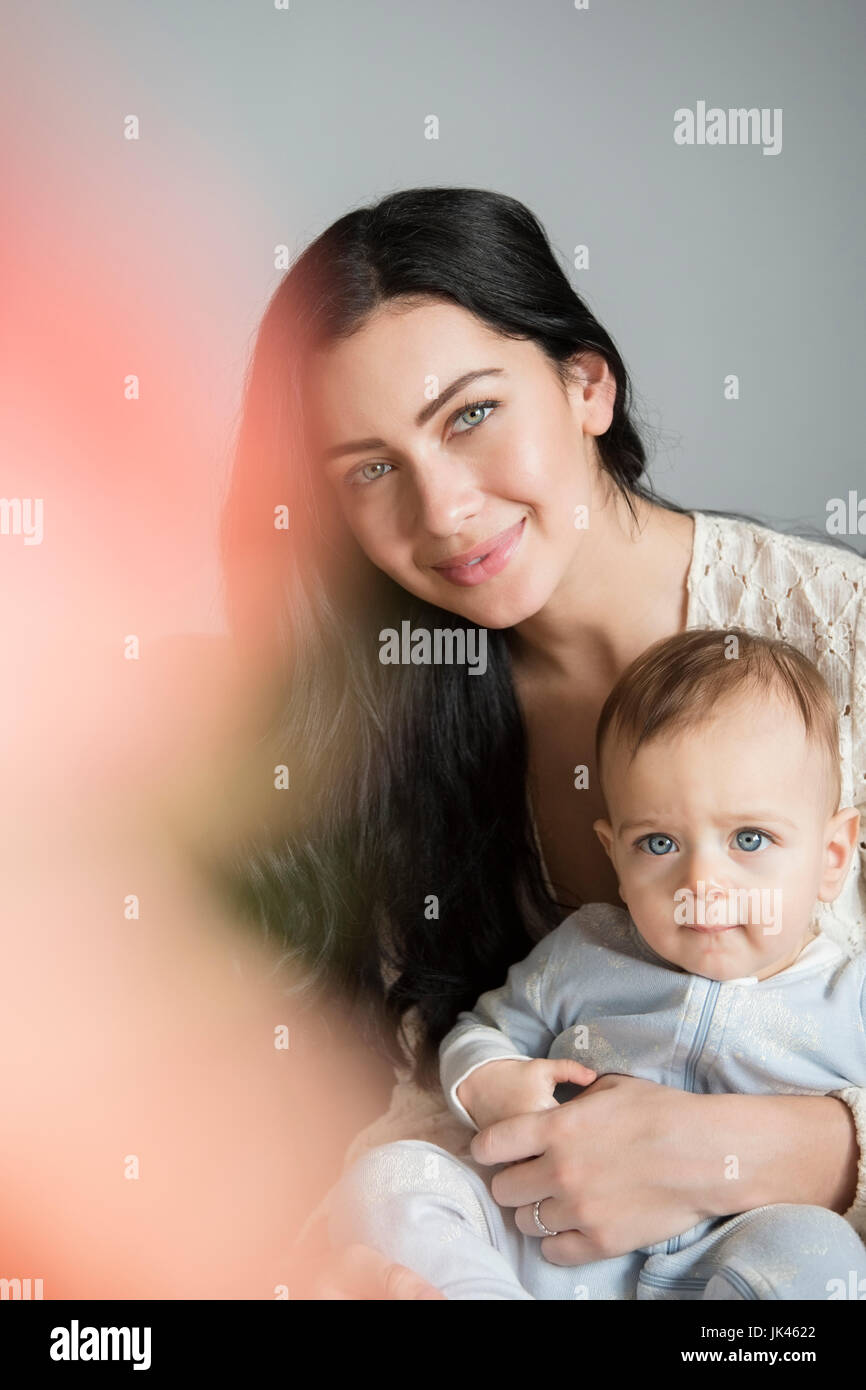 Porträt des kaukasischen Mutter Holding Sohn im Schoß Stockfoto
