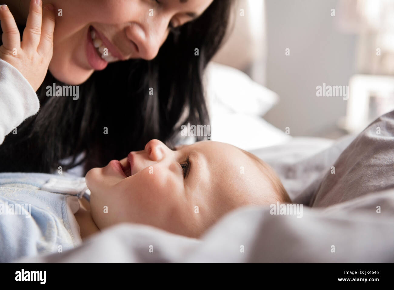 Nahaufnahme von kaukasischen Mutter mit auf Bett mit Baby Sohn Stockfoto