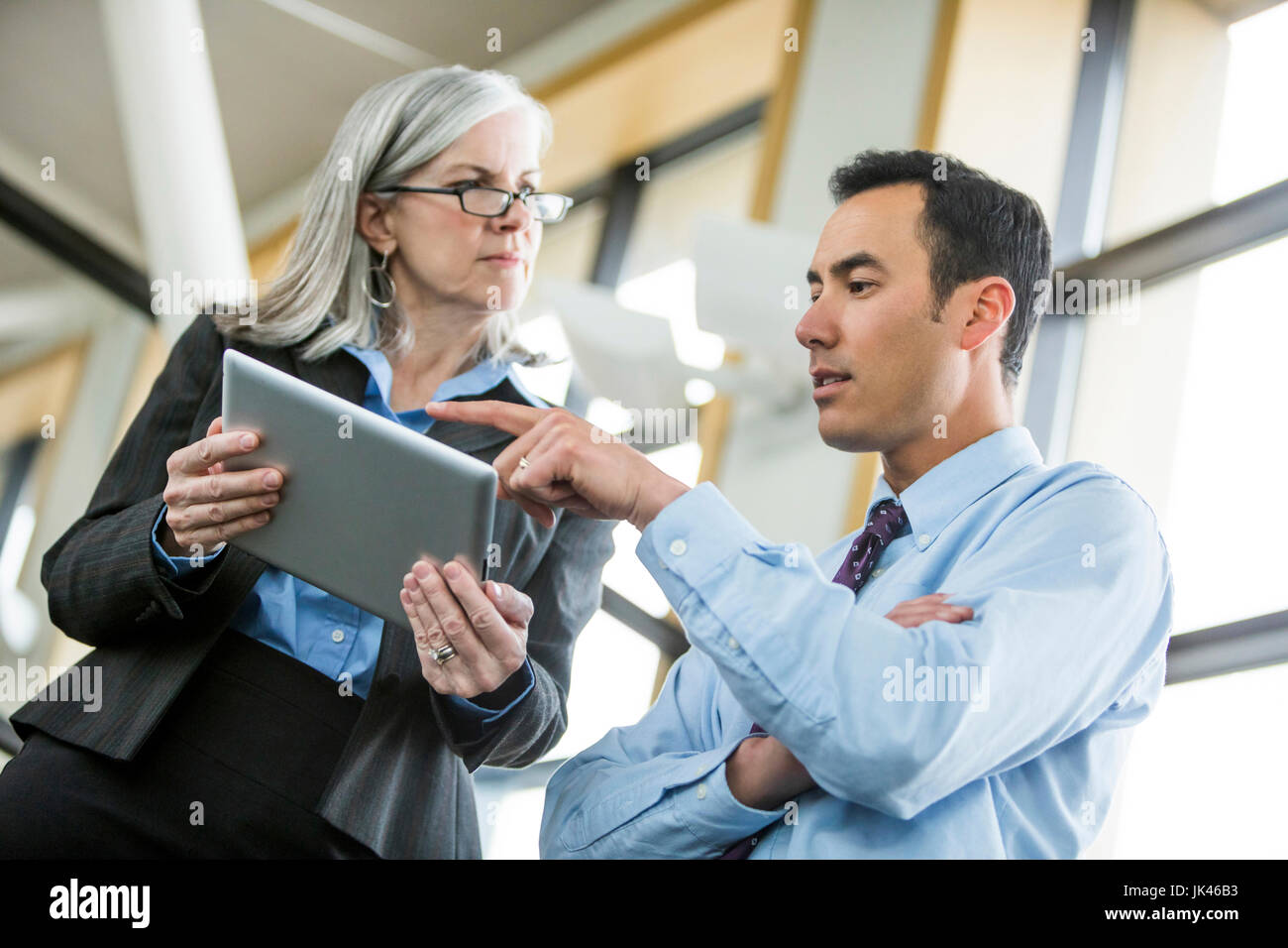 Ernsthafte Geschäftsleute mit digital-Tablette Stockfoto