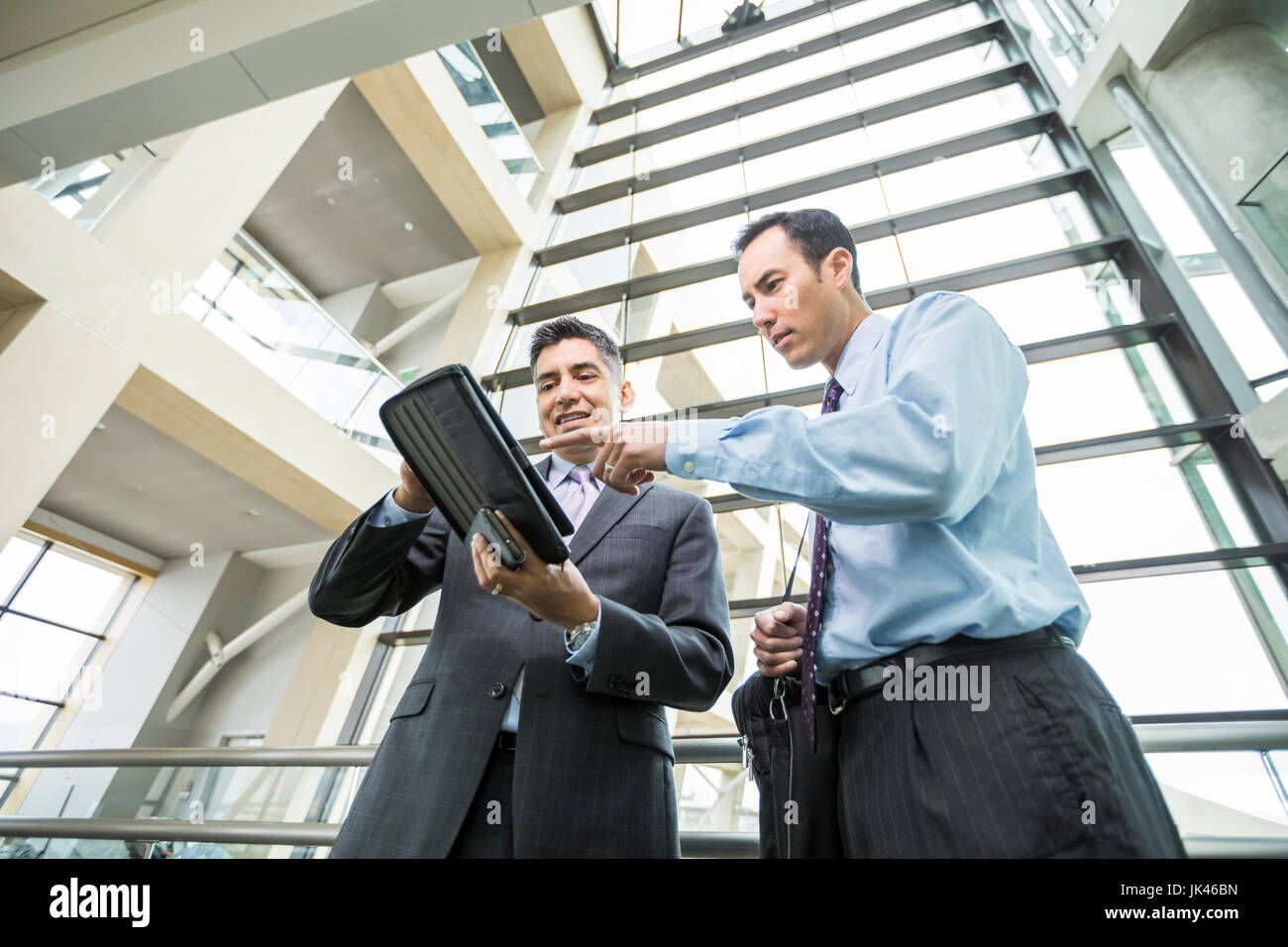 Geschäftsleute, die mit digital-Tablette in lobby Stockfoto