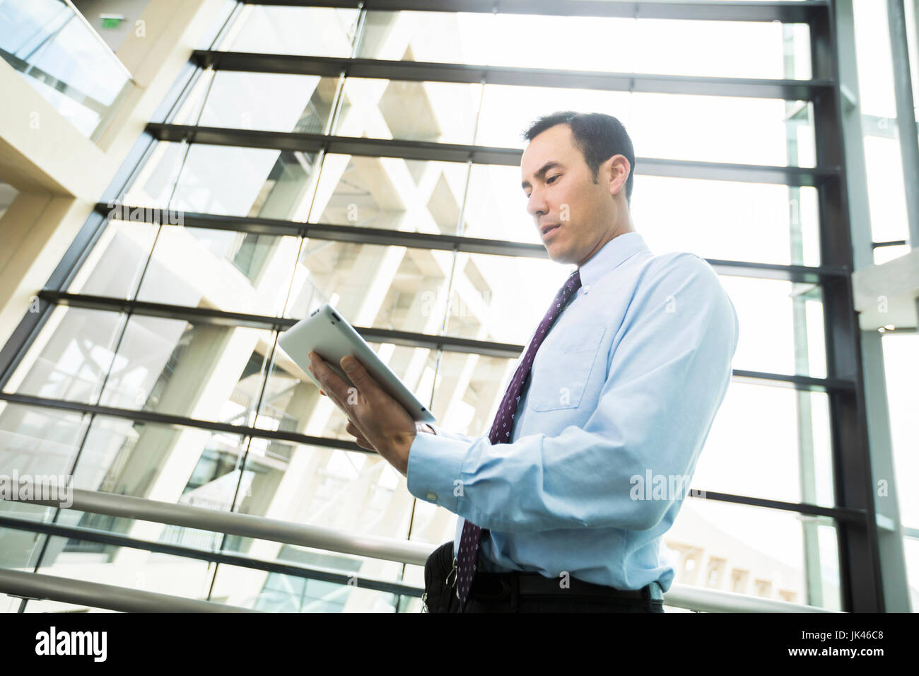 Ernsthafte Mischlinge Geschäftsleute mit digital-Tablette in lobby Stockfoto