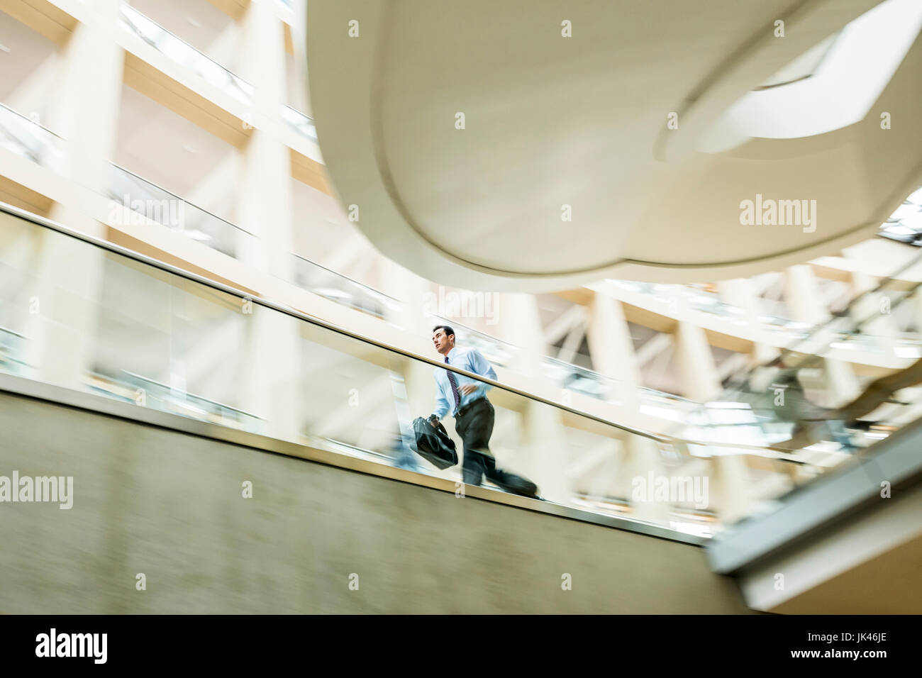 Gemischte Rennen Geschäftsmann spät in lobby Stockfoto