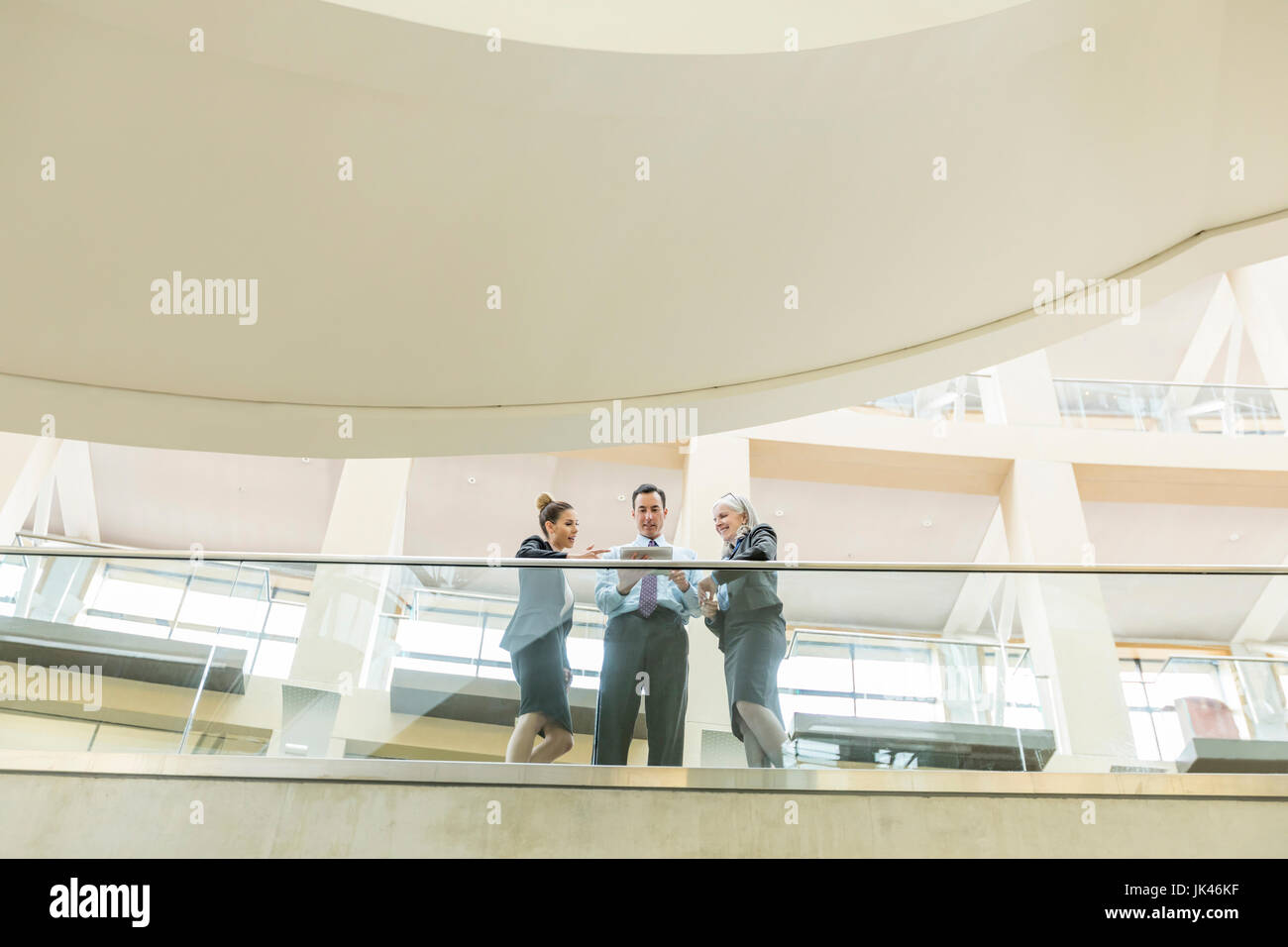 Geschäftsleute, die mit digital-Tablette in lobby Stockfoto