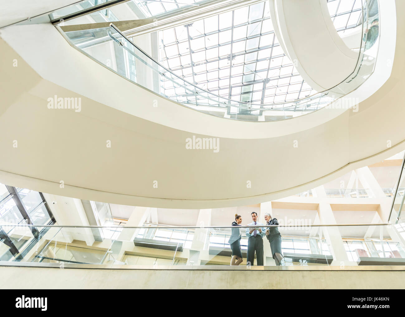 Geschäftsleute, die mit digital-Tablette in lobby Stockfoto