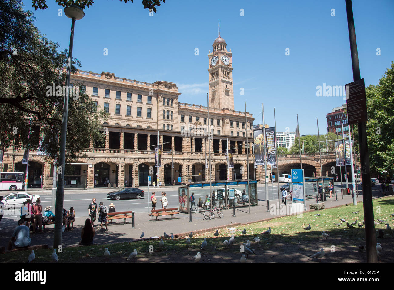 Sydney, New South Wales, Australien-November 18,2016: Leute warten von Bushaltestelle und Architektur der Hauptbahnhof in der Innenstadt von Sydney, Australien Stockfoto