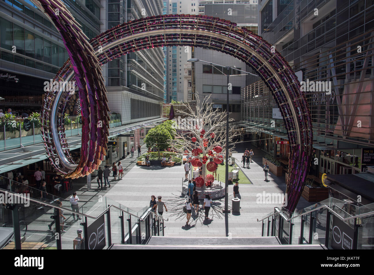 Sydney, New South Wales, Australien-November 18,2016: World Square Shopping Mall Innenhof mit Weihnachtsschmuck und Menschen in der Innenstadt von Sydney, Australien. Stockfoto