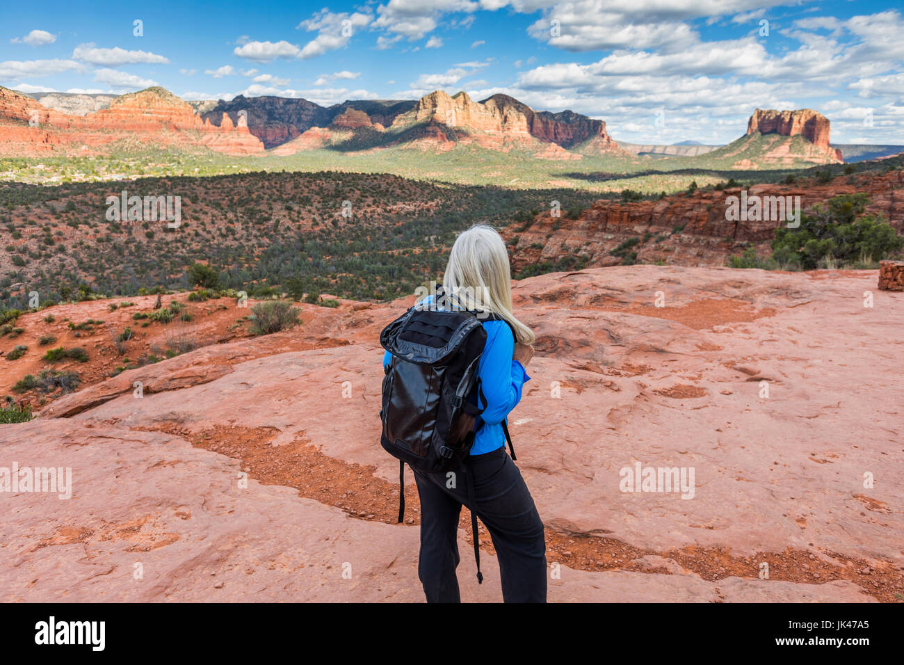 Kaukasische Frau Wandern in Wüstenlandschaft Stockfoto