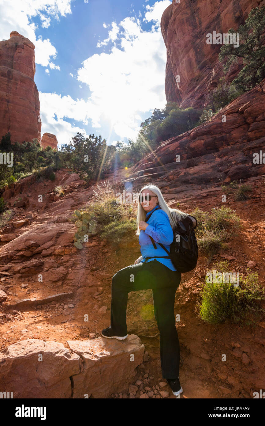 Kaukasische Frau Wandern in Wüstenlandschaft Stockfoto