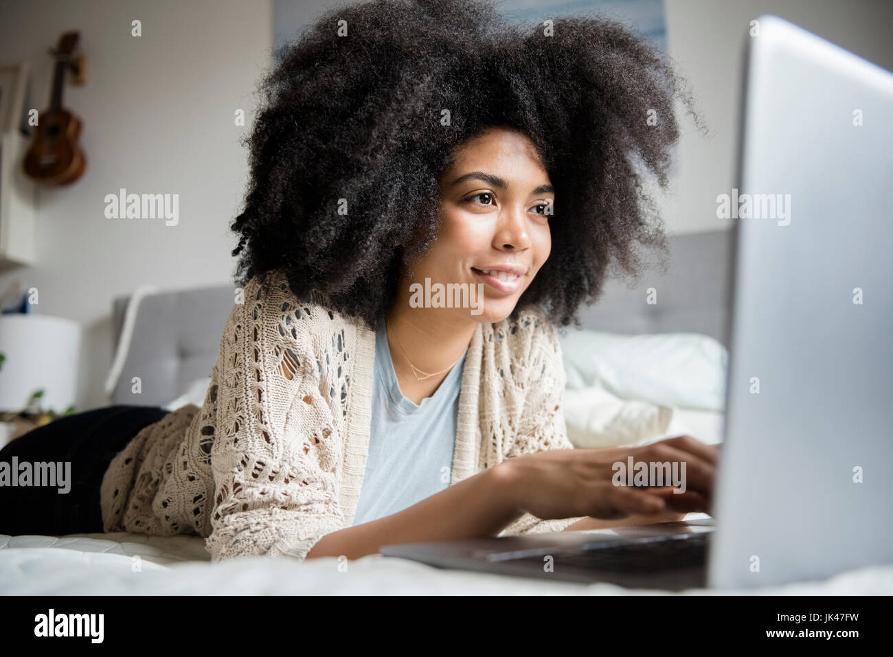 Afroamerikanische Frau im Bett mit laptop Stockfoto