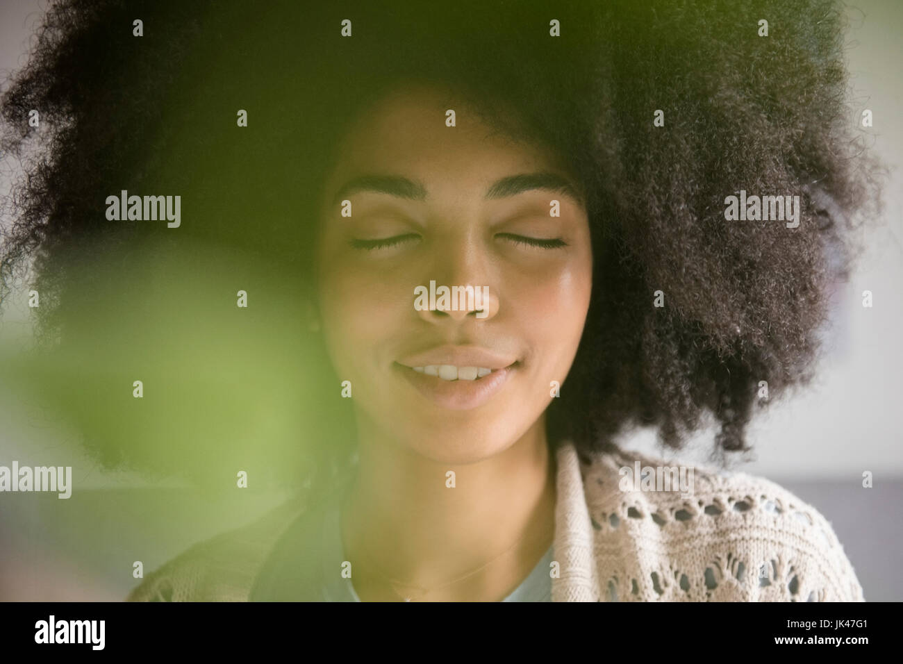 Porträt des afroamerikanischen Frau mit geschlossenen Augen Stockfoto