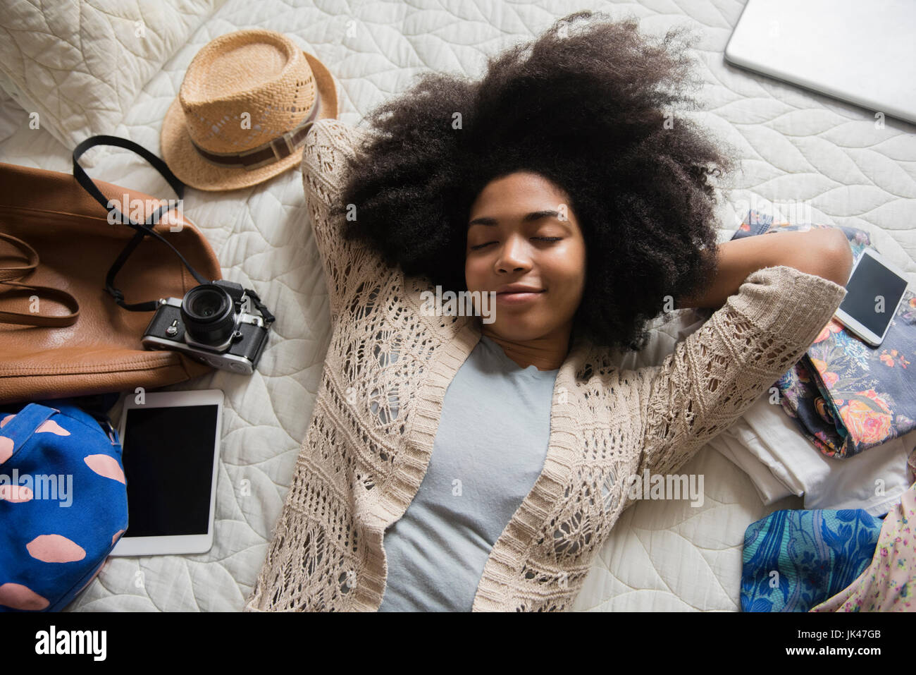 Afrikanische amerikanische Frau auf Bett Antizipation Reisen Stockfoto