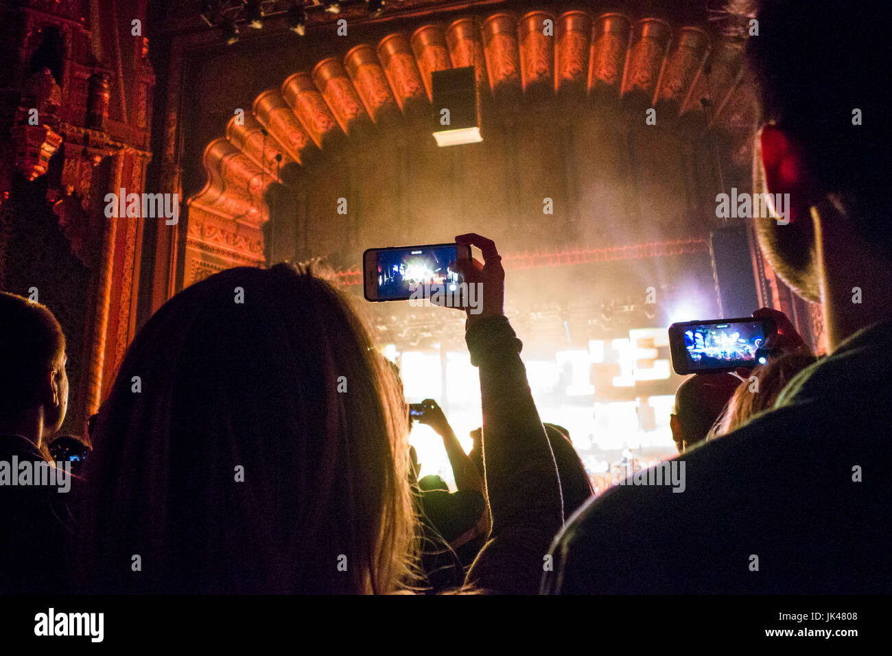 Menschen fotografieren mit Handys beim Konzert im theater Stockfoto