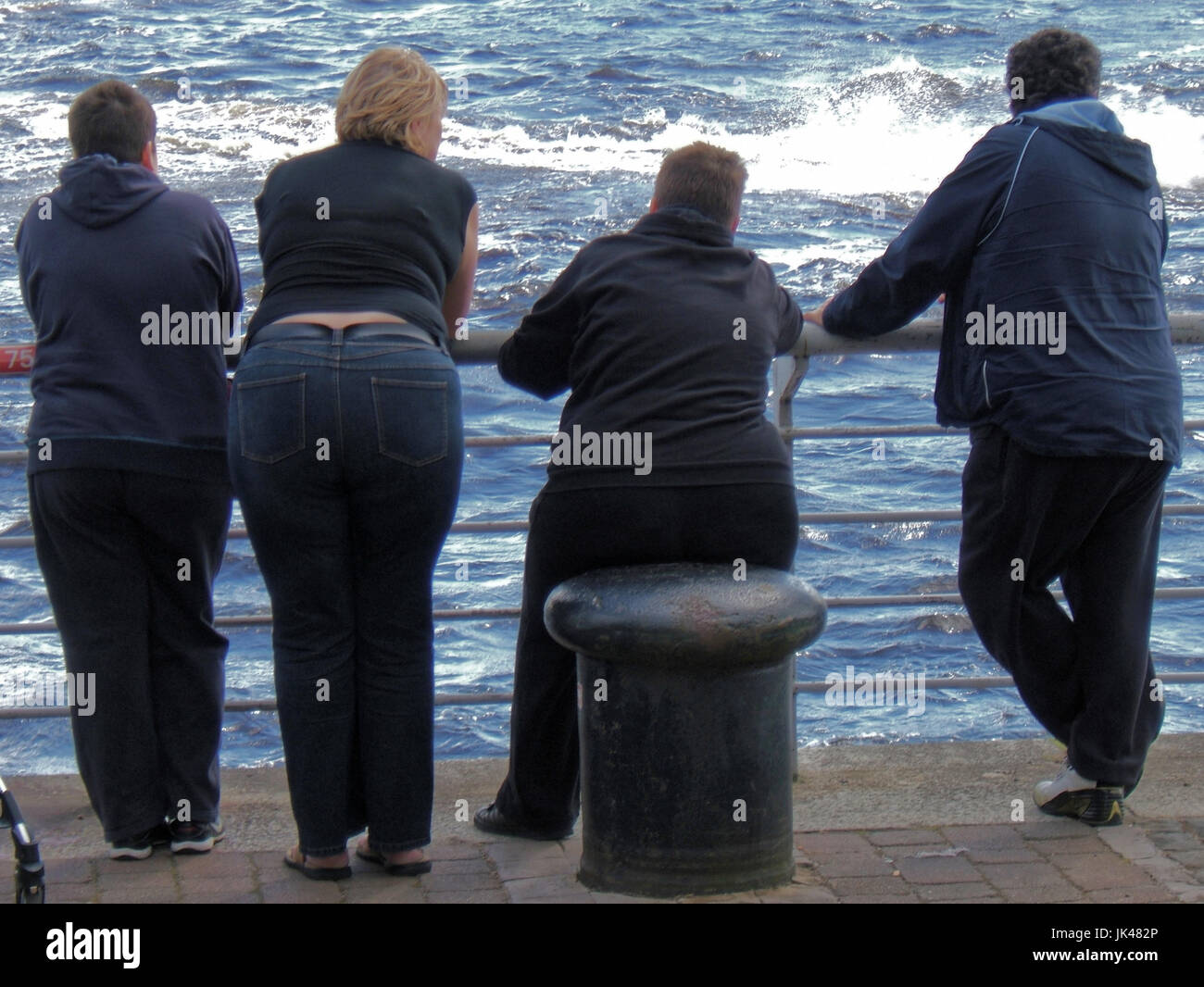 fettleibige Übergewicht Fett Familie mit Poller Sitz Stockfoto