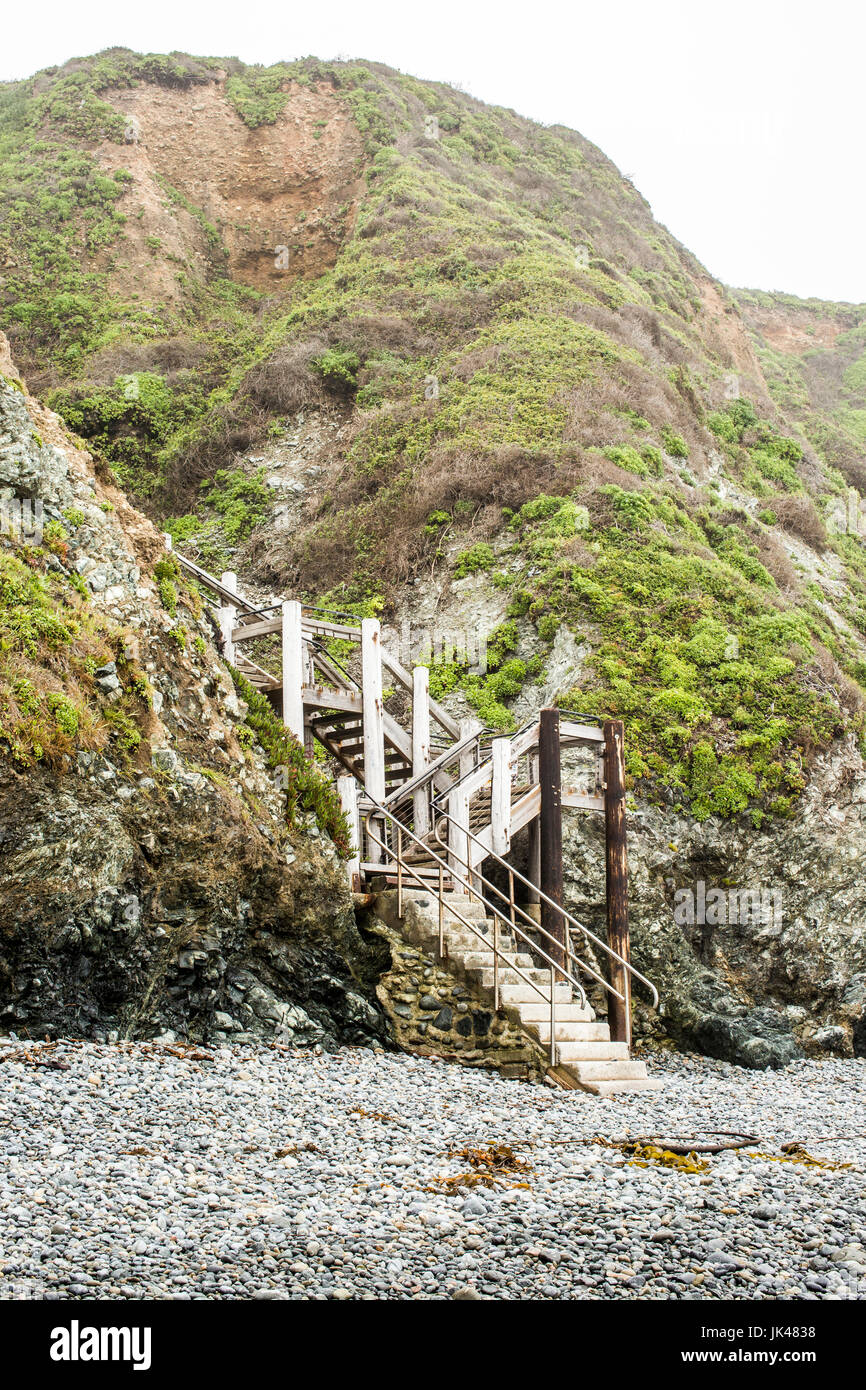 Treppe zum Hügel auf felsigen Strand Stockfoto