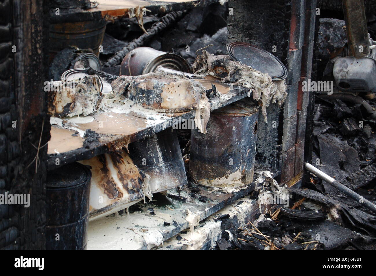 Farbdosen in einem Feuer verbrannt Stockfoto