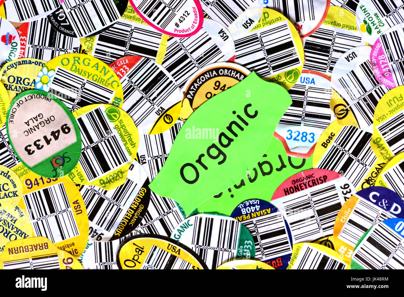 Aufkleber mit UPC-Codes und andere Lebensmittel-Etiketten, organische und anorganische verwendet, um Label-Produkte in den Läden. Stockfoto