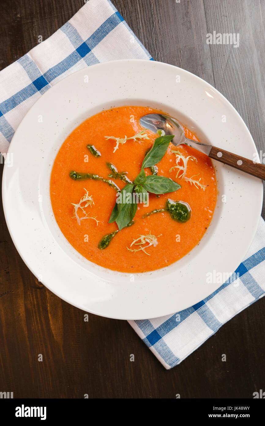 Basilikum in Tomaten-Suppe Stockfoto