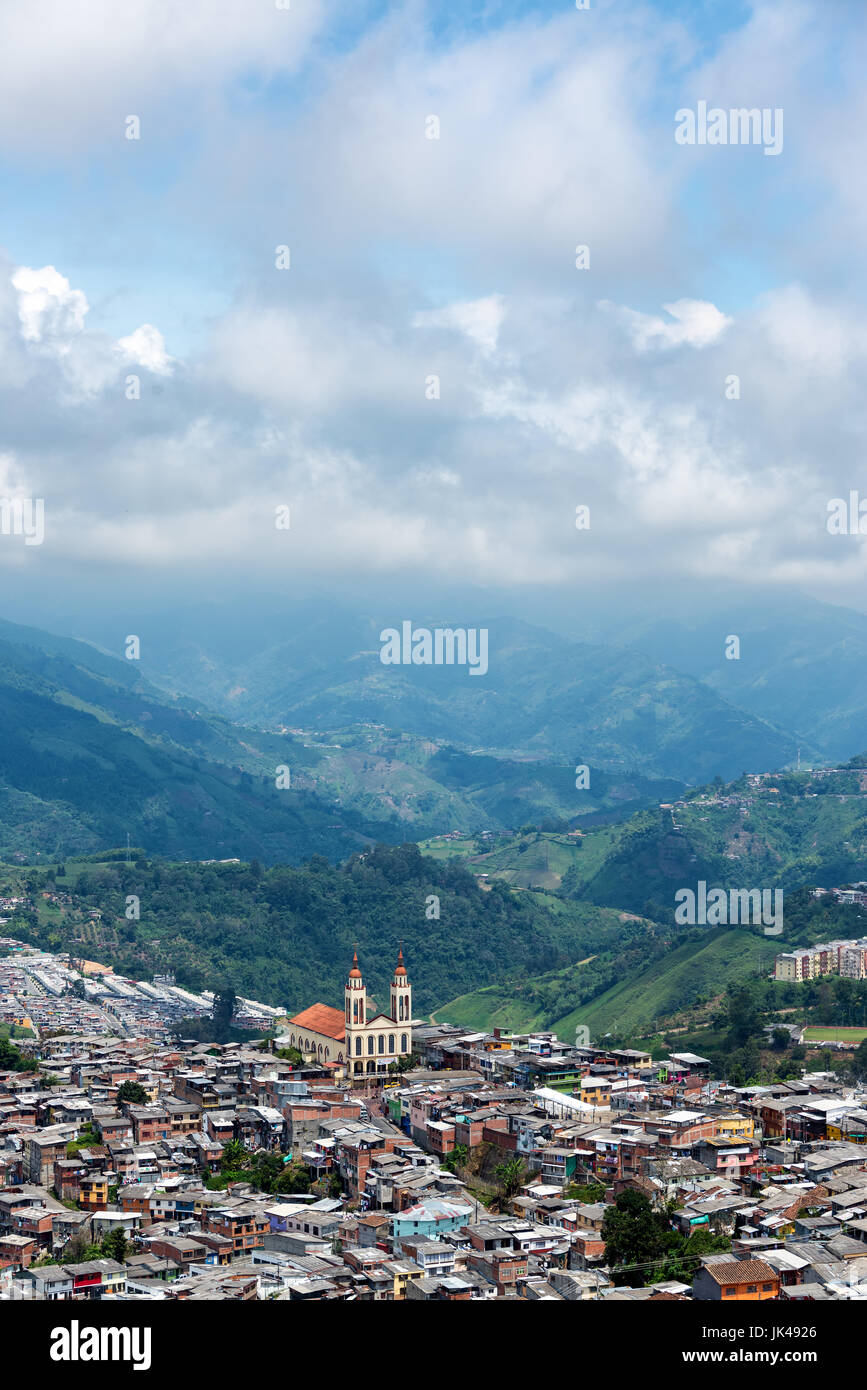 Vertikale Ansicht einer Kirche überragt eine Nachbarschaft in Manizales, Kolumbien Stockfoto