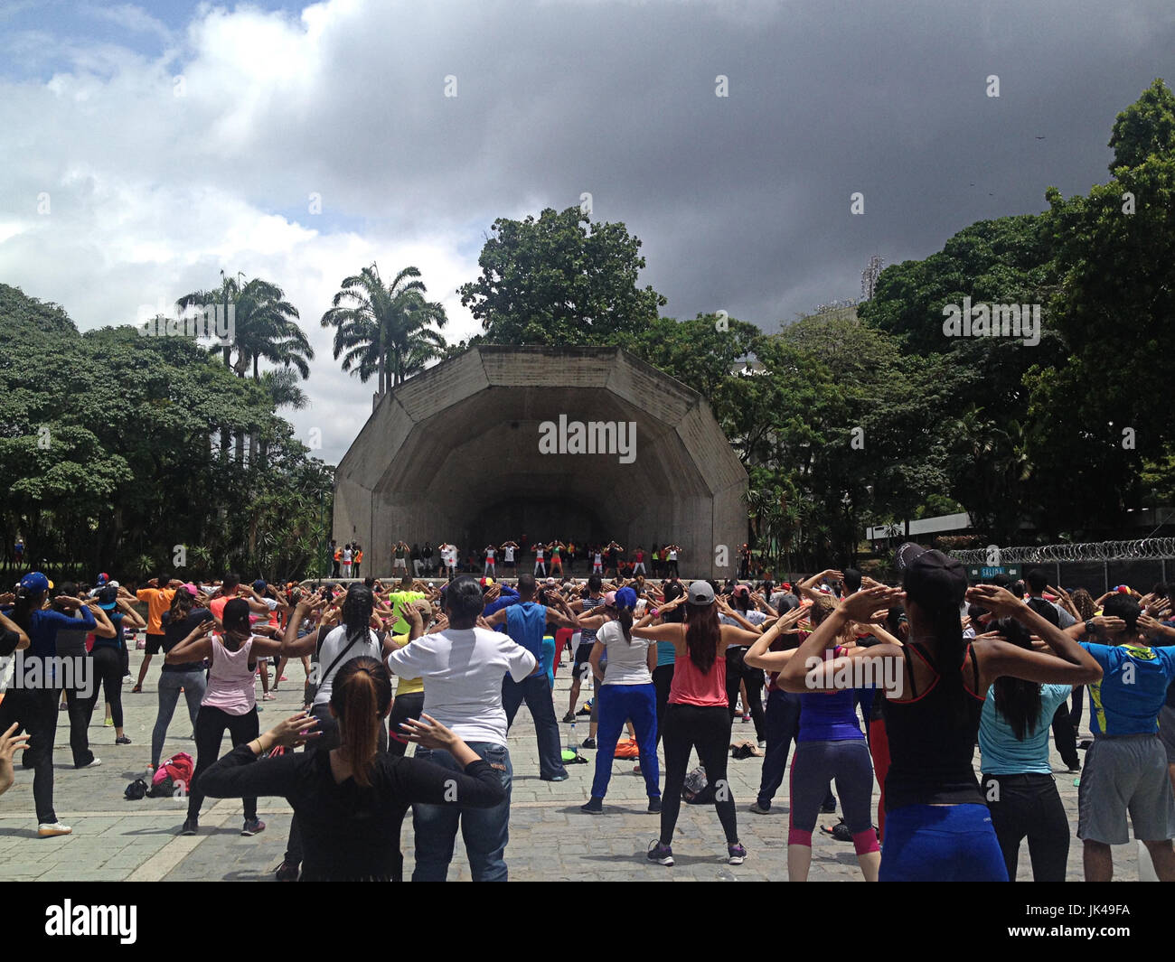 Leute, die Tanztherapie im Freien in Caracas Stockfoto