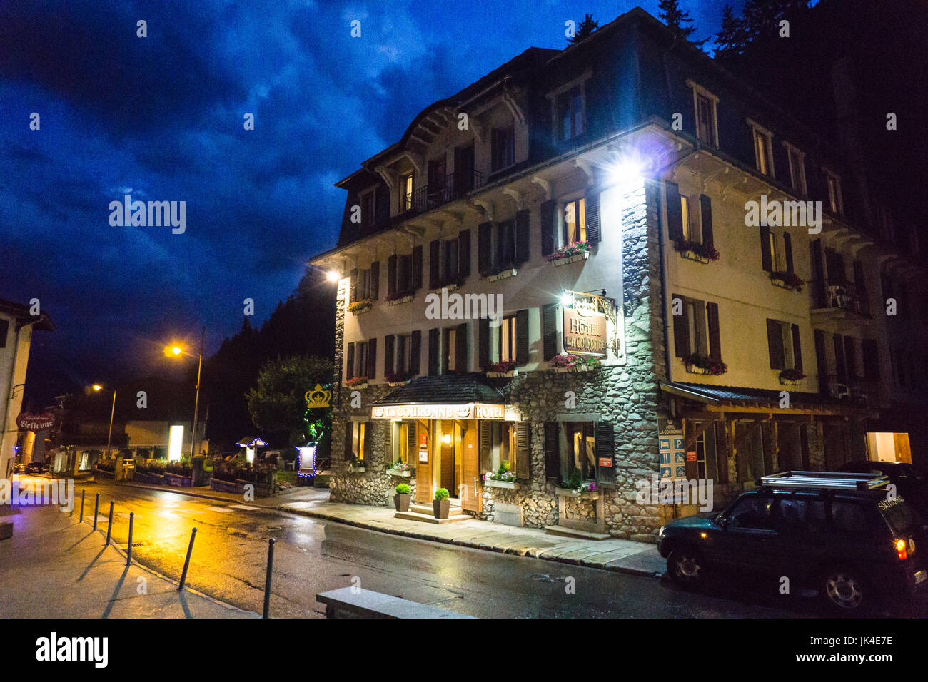 Abendlicht auf den Straßen von Les Houches im Sommer Stockfoto