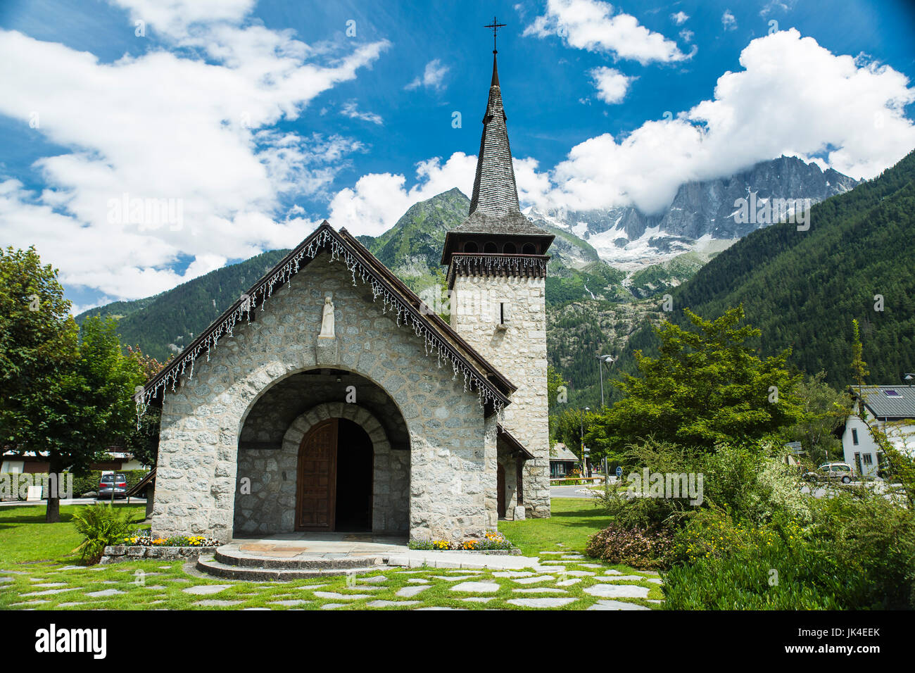 Alte steinerne Kirche unter die Gipfel der französischen Alpen in Chamonix Stockfoto