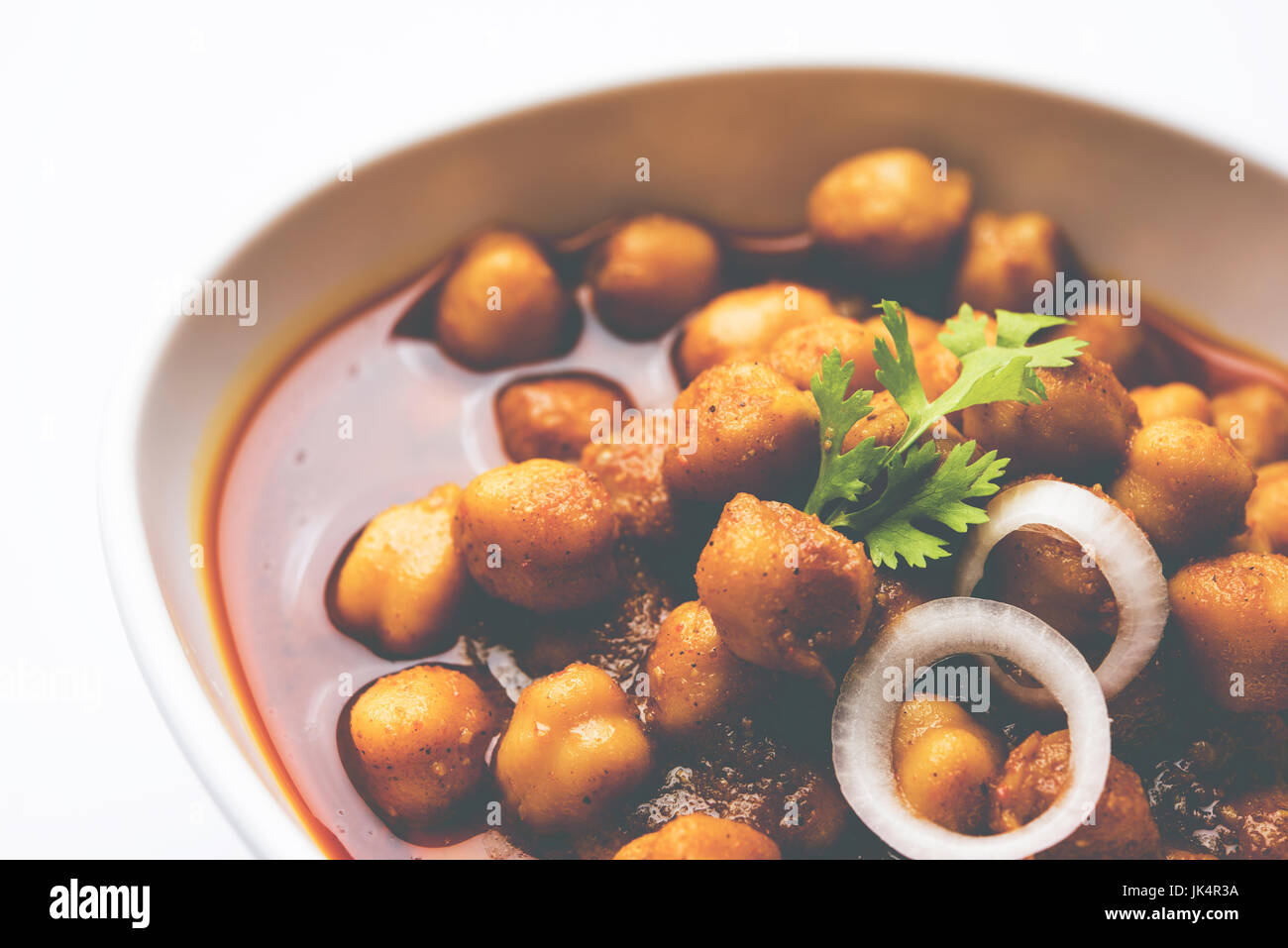 Kichererbsen-Masala - Chole Masala Curry, traditionelle Nord indischen Mittag- und Abendmenü serviert in einer Keramikschale, selektiven Fokus Stockfoto