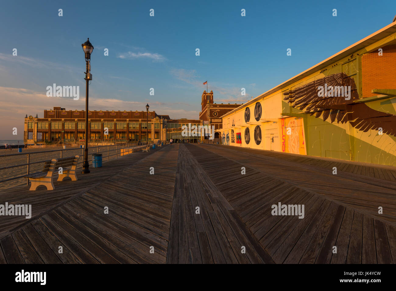Asbury Park, NJ, USA--21. Juli 2017 - Blick nach Osten am Kongress-Saal auf der Promenade von Asbury Park im frühen Morgenlicht. Nur zur redaktionellen Verwendung Stockfoto