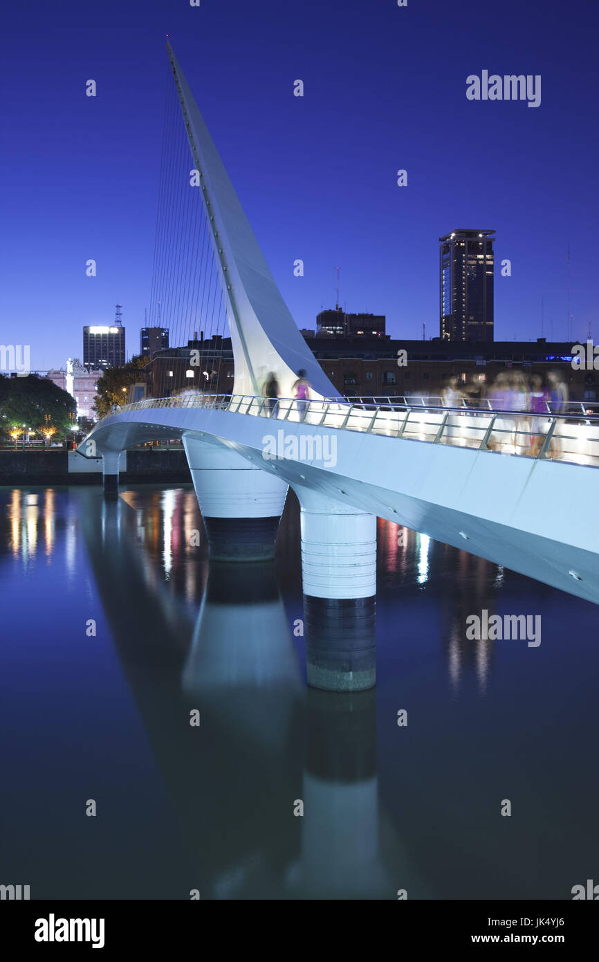 Argentinien, Buenos Aires, Puerto Madero, Brücke Puente De La Mujer, Dämmerung Stockfoto