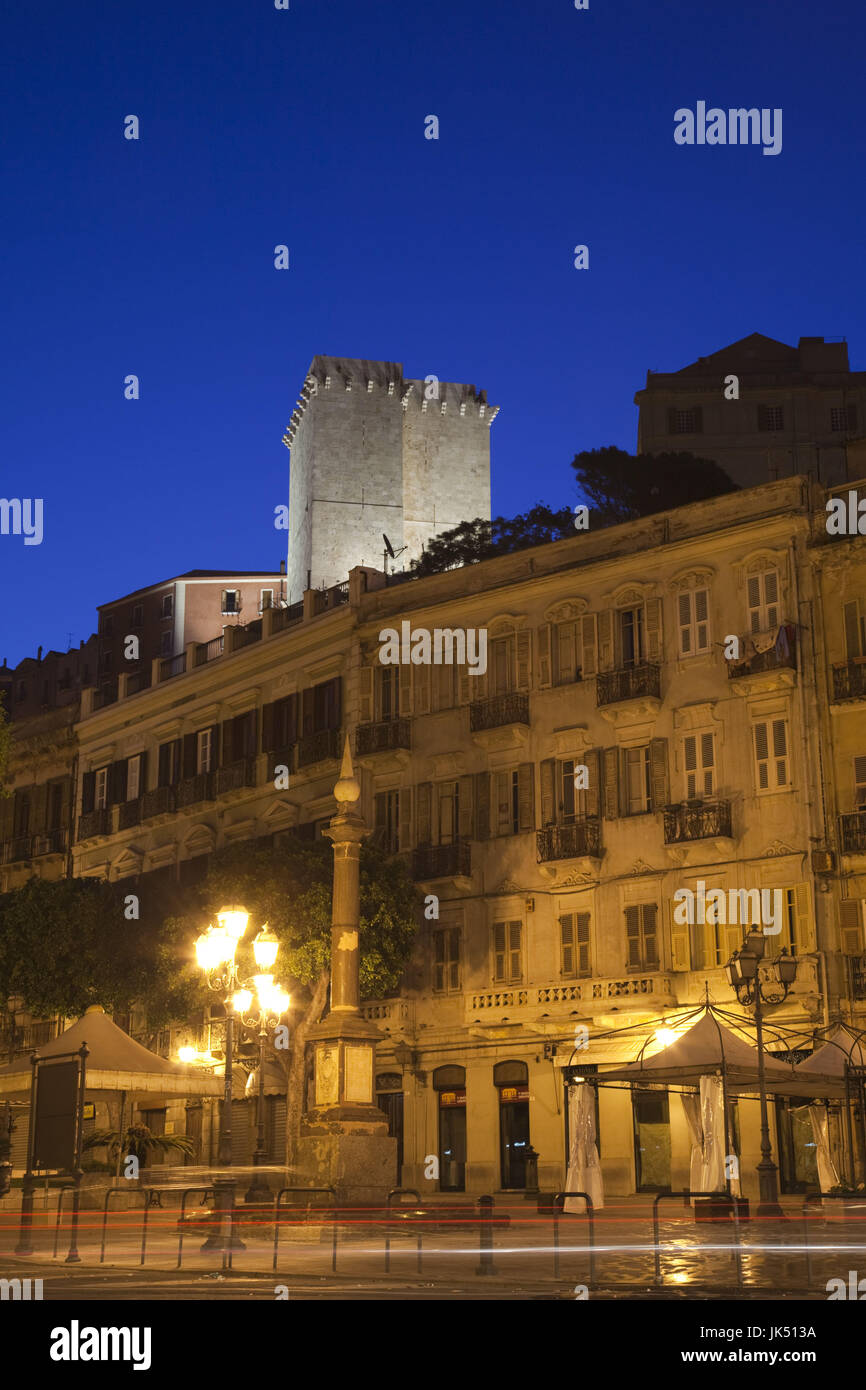 Italien, Sardinien, Cagliari, Il Castello Altstadt und Torre DellElefante Turm von Piazza Yenne, dawn Stockfoto