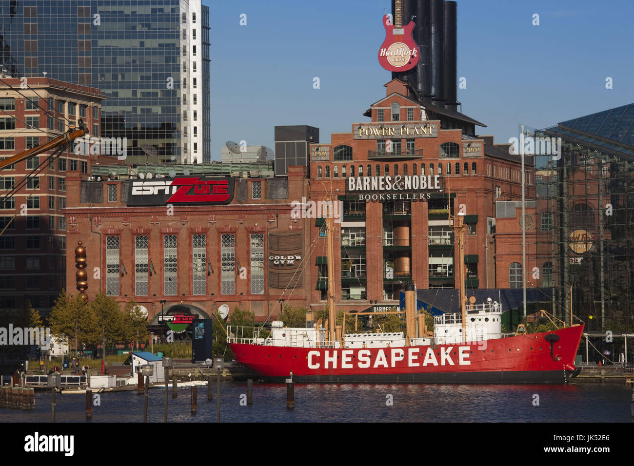 USA, Maryland, Baltimore, Innenhafen, Powerplant Mall und Feuerschiff Chesapeake Stockfoto