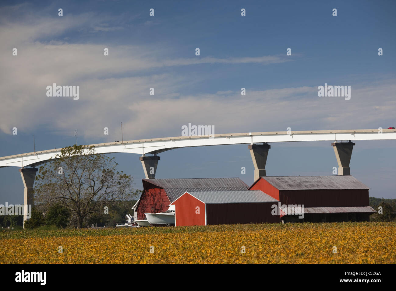 USA, Maryland, Western Shore der Chesapeake Bay, Solomons, Patuxent River Bridge und Bauernhof Stockfoto