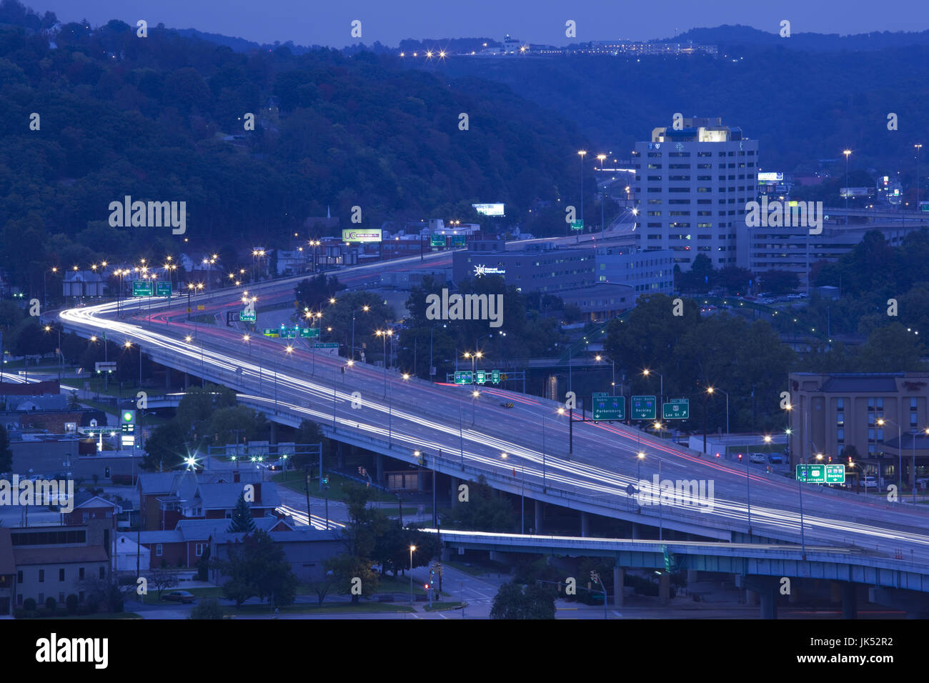 USA, West Virginia, Charleston, erhöhte Ansicht des i-64, Dämmerung Stockfoto