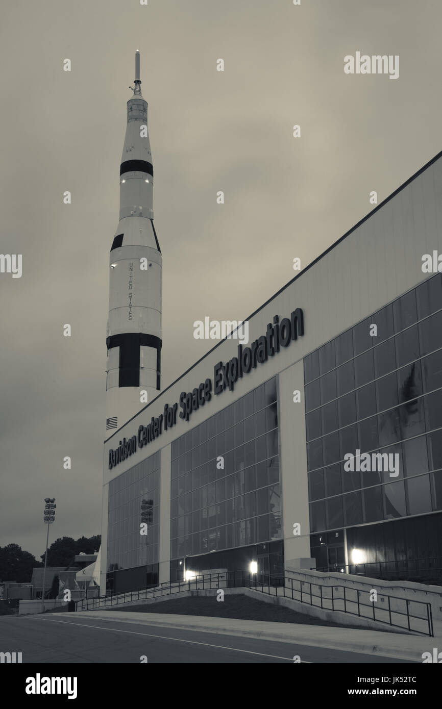 USA, Alabama, Huntsville, US Space and Rocket Center, Saturn V-Rakete verwendet in Start, außen, Monduntergang Stockfoto