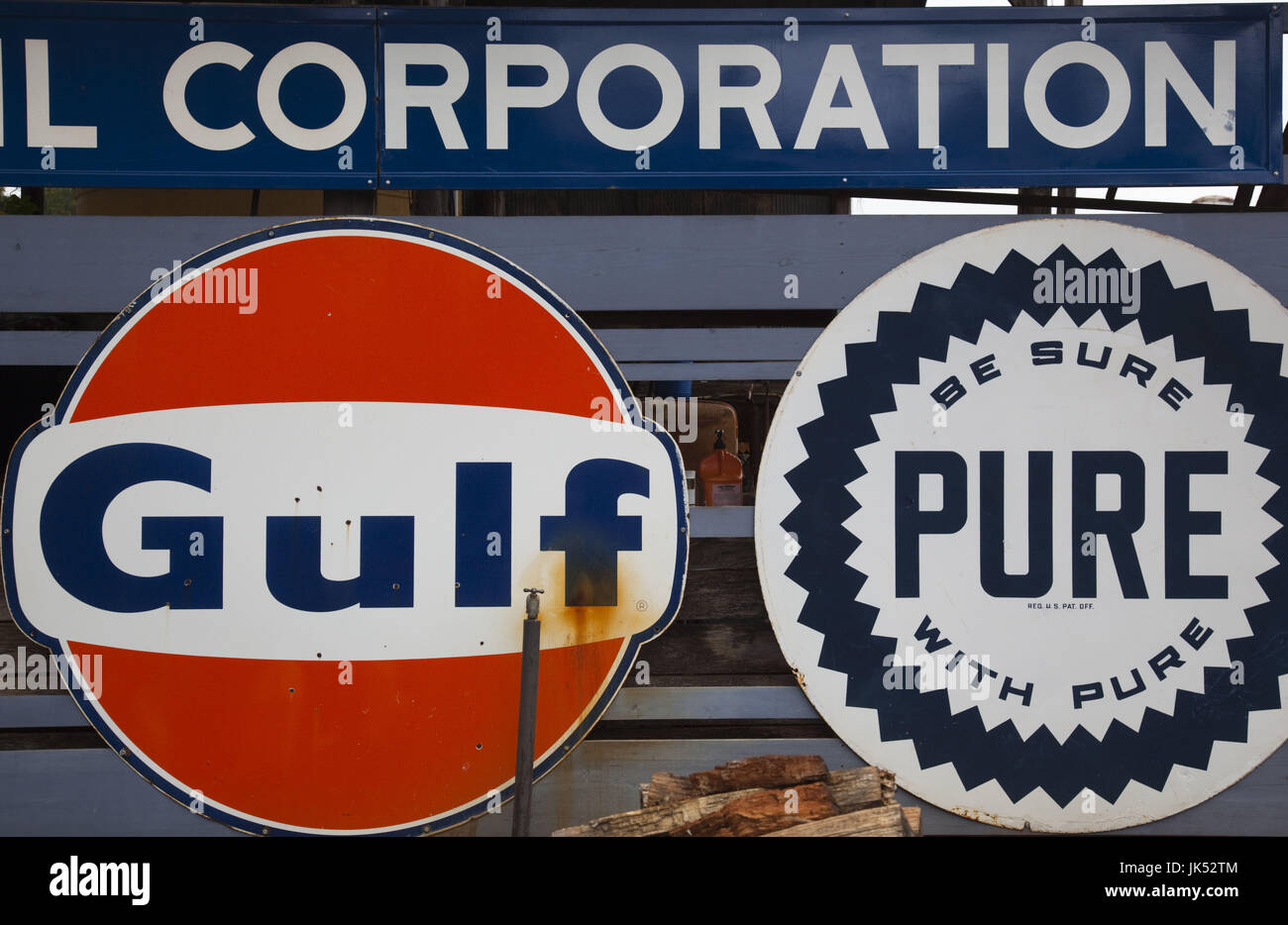 USA, Alabama, Mooresville, alte Benzin-Bahnhof-Schilder Stockfoto