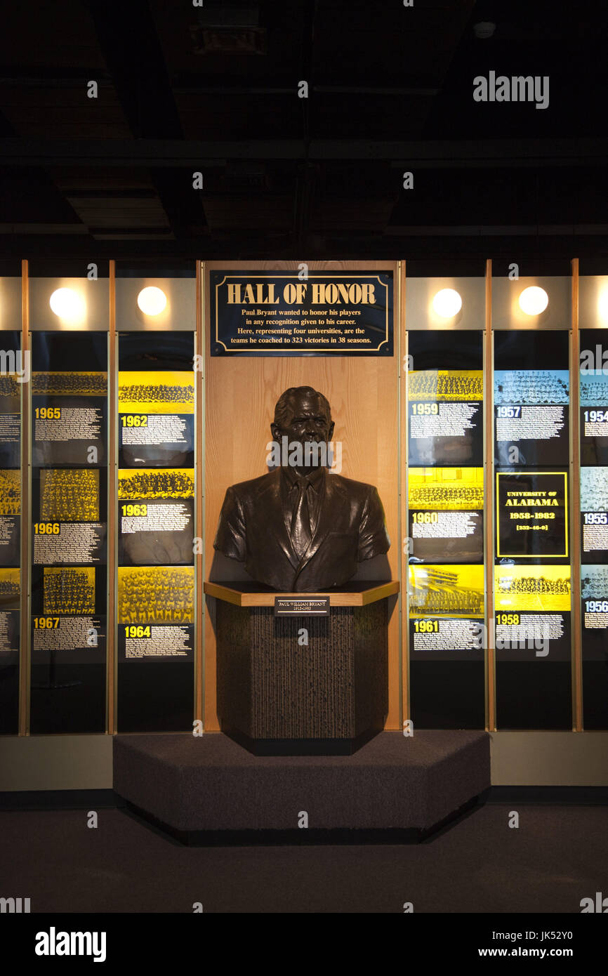 USA, Alabama, Tuscaloosa, University of Alabama, Paul "Bear" Bryant Museum Erinnerungsstücke des berühmten Fußball-Trainer von "Crimson Tide", Statue von Bear Bryant Stockfoto