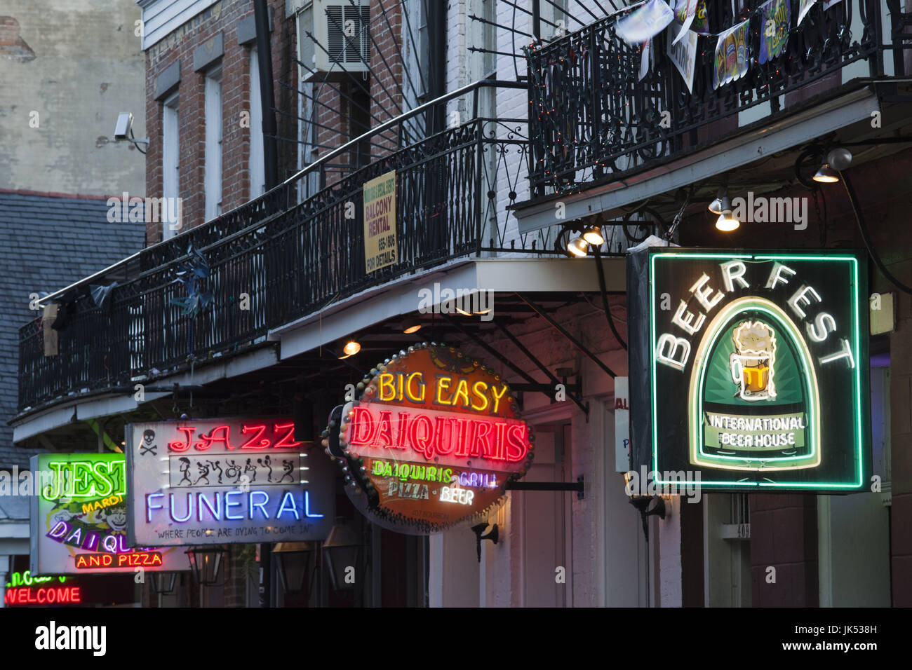 USA, Louisiana, New Orleans, French Quarter, Bourbon Street, Leuchtreklamen bar Stockfoto