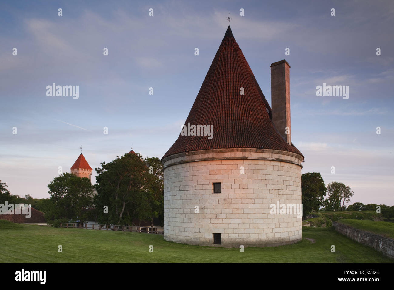 Estland, westlichen Estland Inseln, Insel Saaremaa, Kuressaare, Kuressaare Burg, Turm, Dämmerung Stockfoto