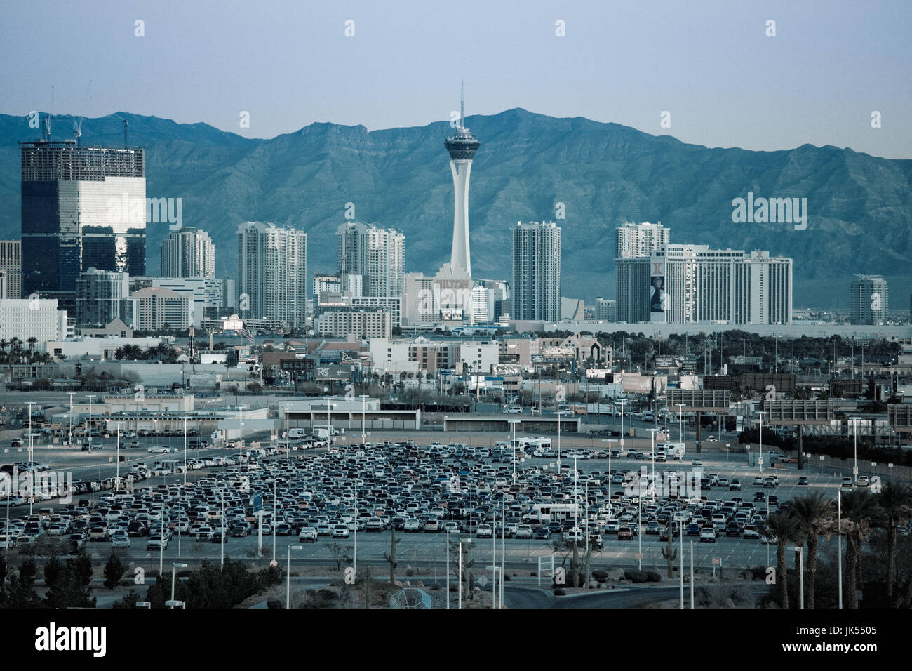 USA, Nevada, Las Vegas, The Strip, Blick auf den Strip vom McCarran International Airport, der Morgendämmerung Stockfoto