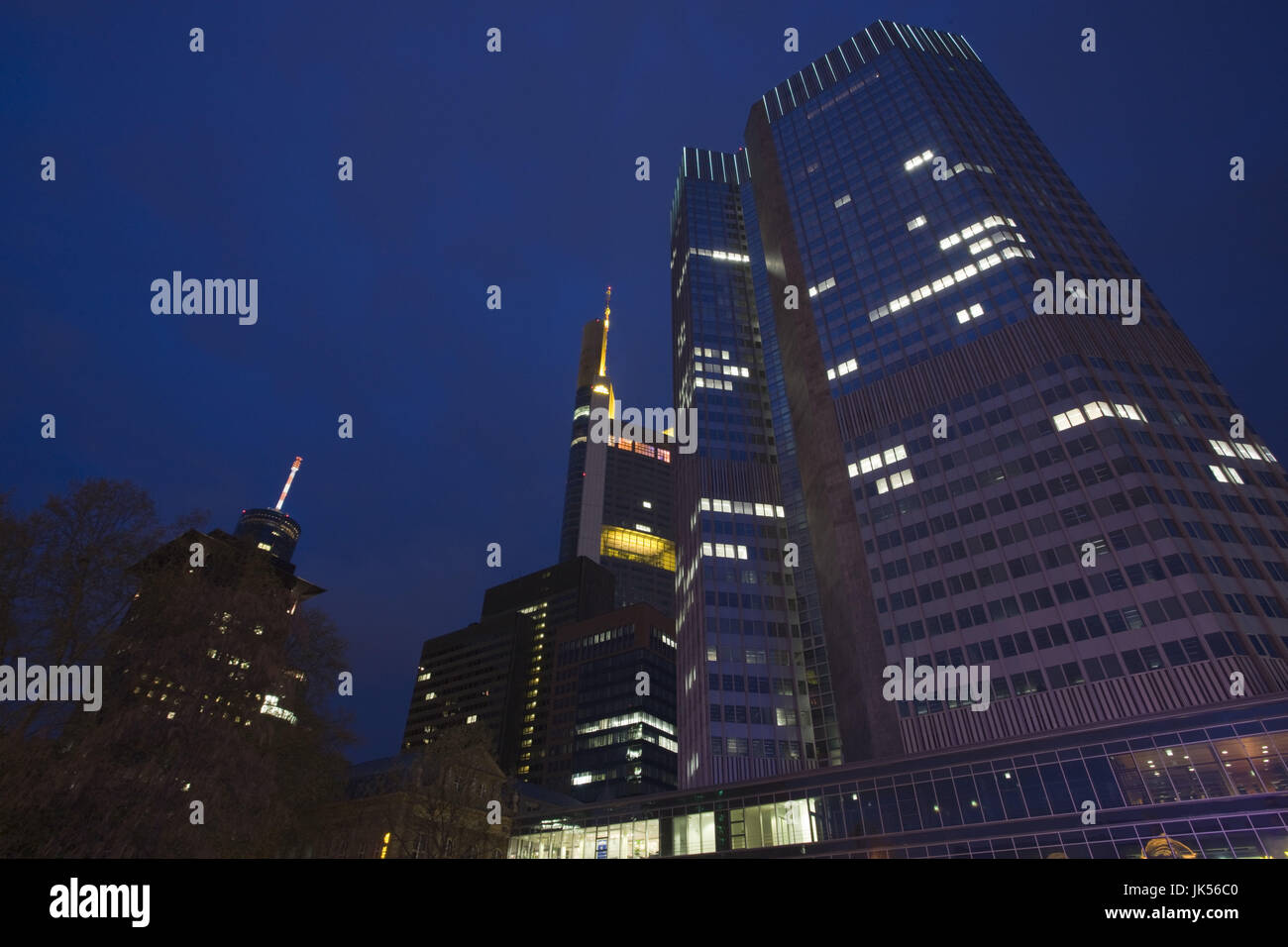 Deutschland, Hessen, Frankfurt Am Main, Blick auf den Euro-Tower, Heimat der Europäischen Zentralbank, Willy-Brandt-Platz, am Abend, Stockfoto