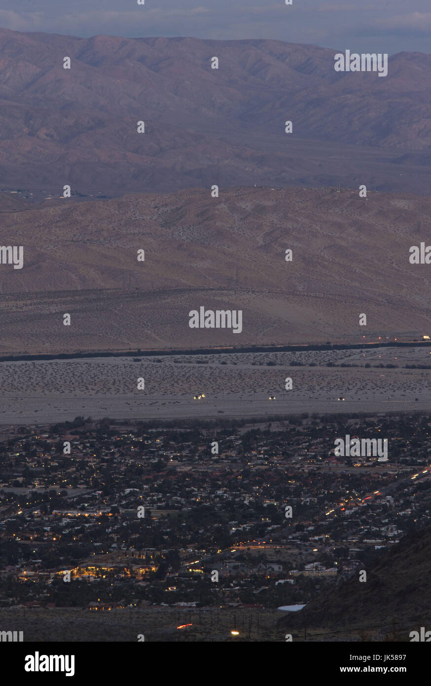 USA, California, Palm Springs, Stadt und Indio Hügel, am Abend Stockfoto