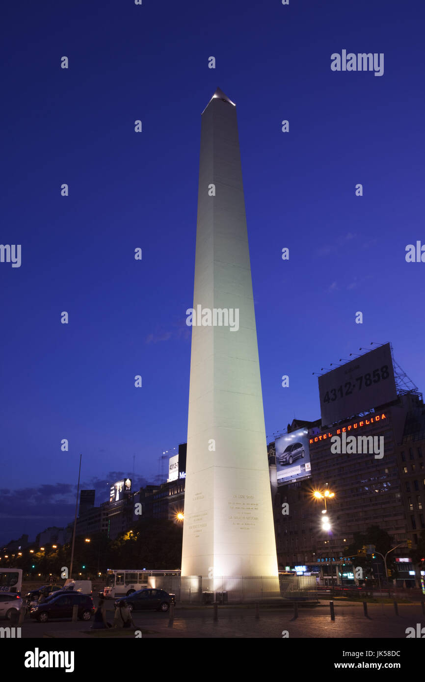 Argentinien, Buenos Aires, El Obelisko, Symbol für Argentinien, Avenida 9 de Julio, Plaza De La Republica, Abend, Straßenniveau Stockfoto