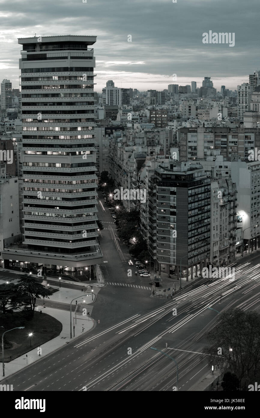 Argentinien, Buenos Aires, Retiro, Verkehr auf der Avenida del Libertador, Antenne, Abend Stockfoto