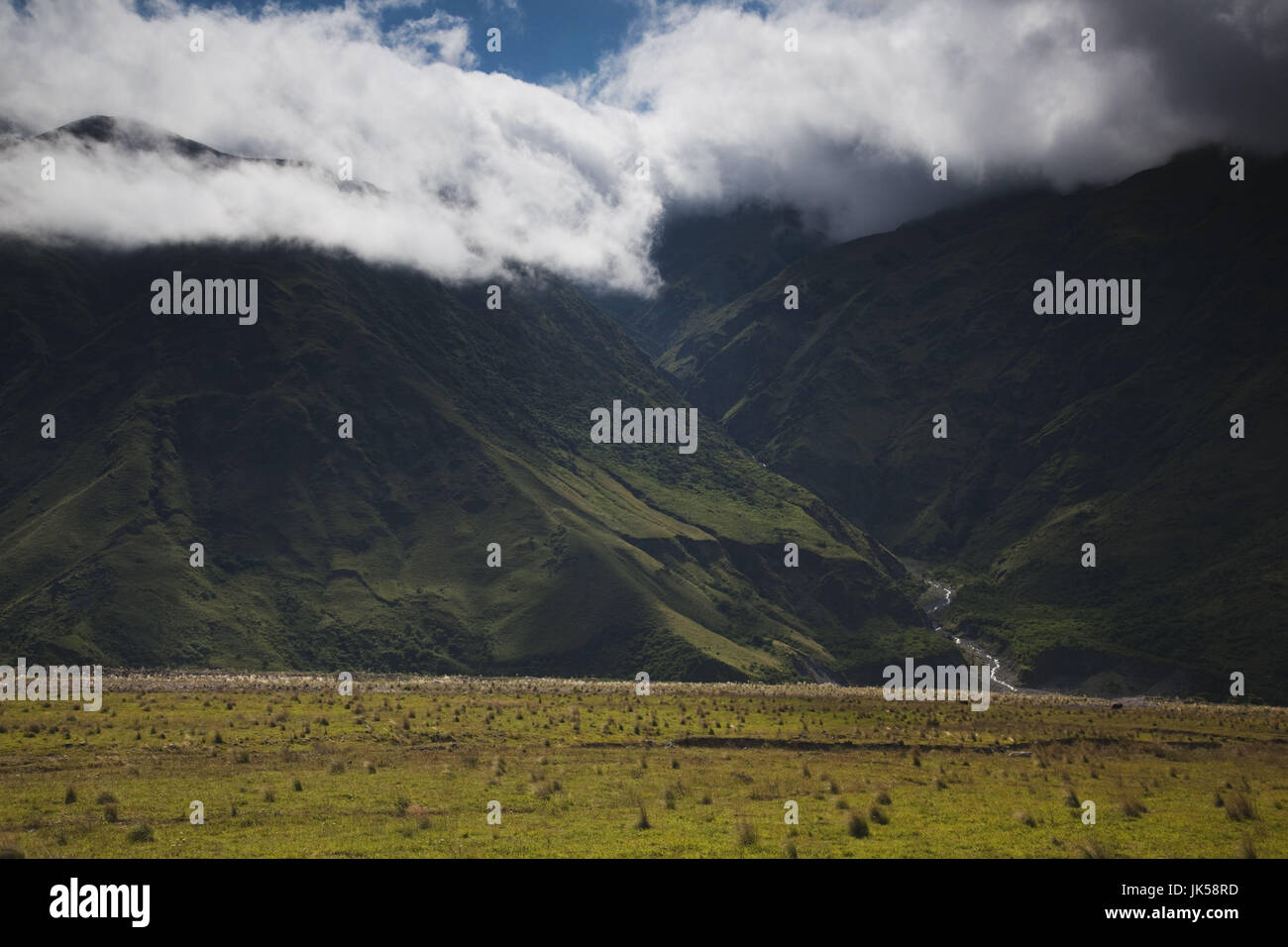 Argentinien, Provinz Jujuy, Volcan, Landschaft, RN 9 und Rio Grande Fluss entlang Stockfoto