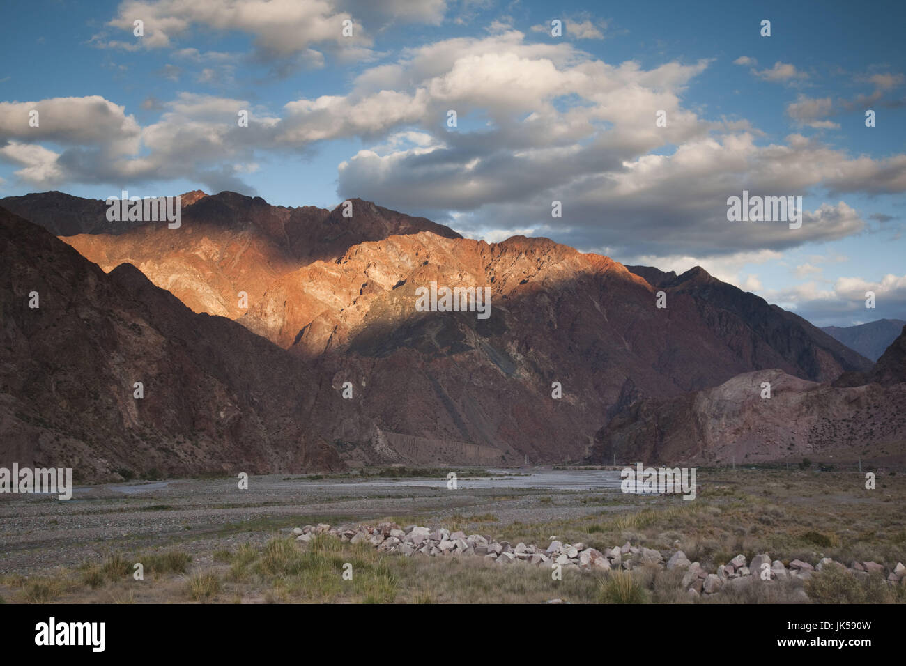 Argentinien, Provinz Mendoza, Uspallata, Berg Licht im Tal des Flusses Rio Mendoza Stockfoto