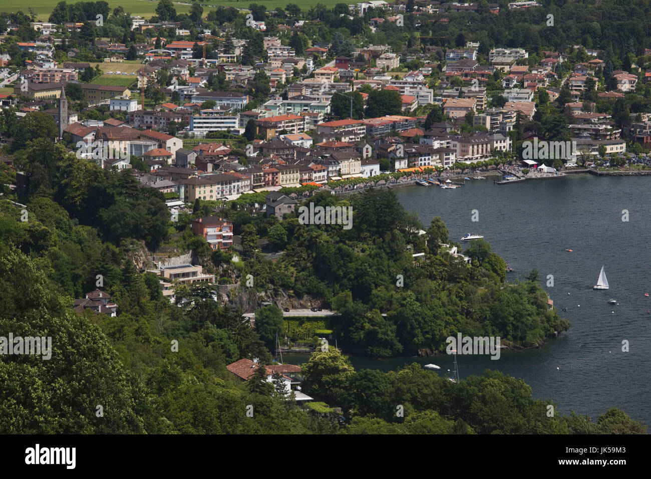 Schweiz, Ticino, Lago Maggiore, Ascona, erhöhte entfernten Stadt Ansicht Stockfoto